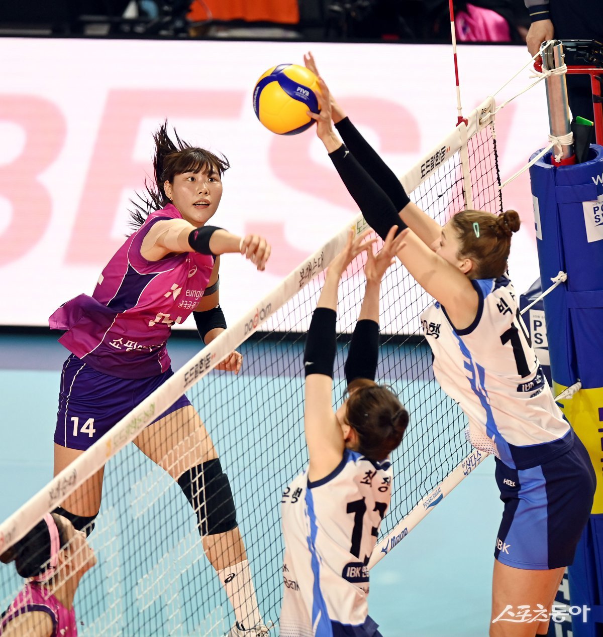 흥국생명 아웃사이드 히터 정윤주(왼쪽 위). 인천|김민성 기자 marineboy@donga.com