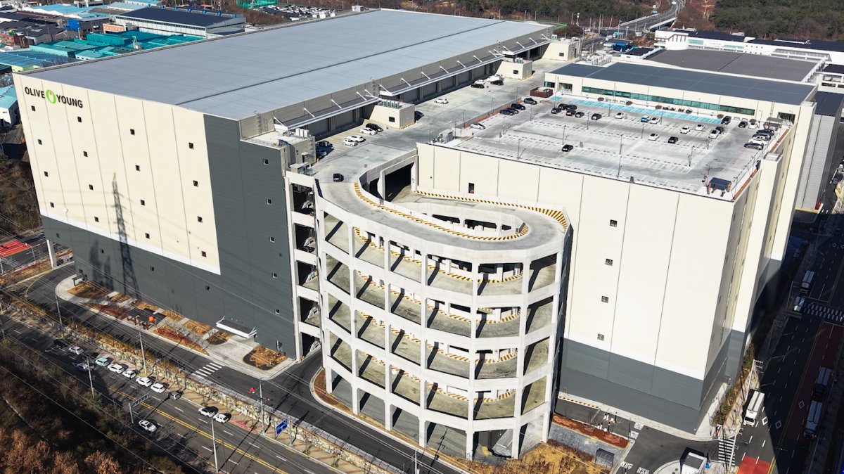 CJ올리브영이 2025년 새해를 맞아 고객 만족도 제고에 박차를 가한다. 경산물류센터 외관. 사진제공|CJ올리브영