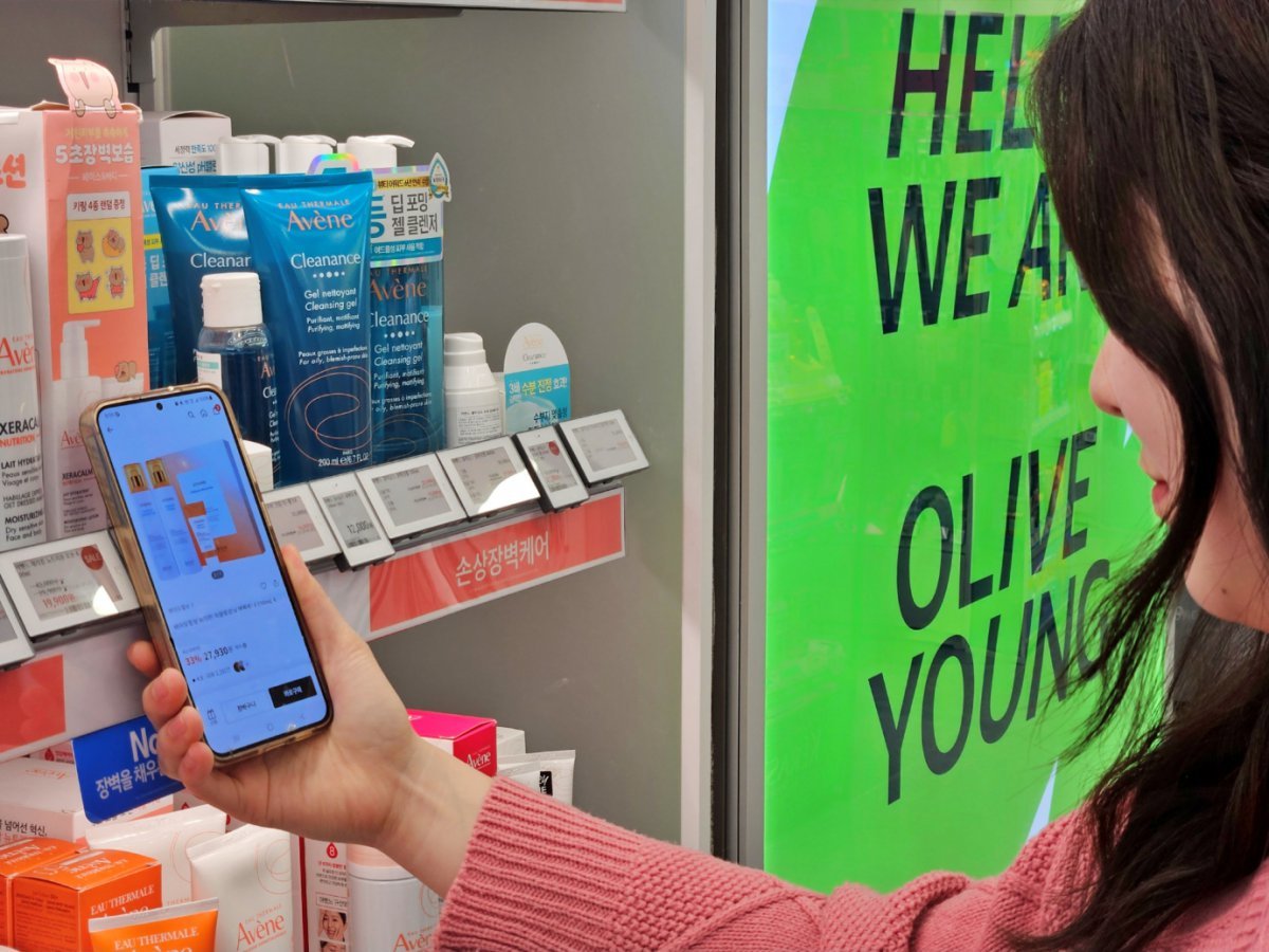 CJ올리브영 매장에서 ‘전자라벨-NFC 기반 상품 탐색 서비스’를 이용하고 있는 고객. 사진제공|CJ올리브영