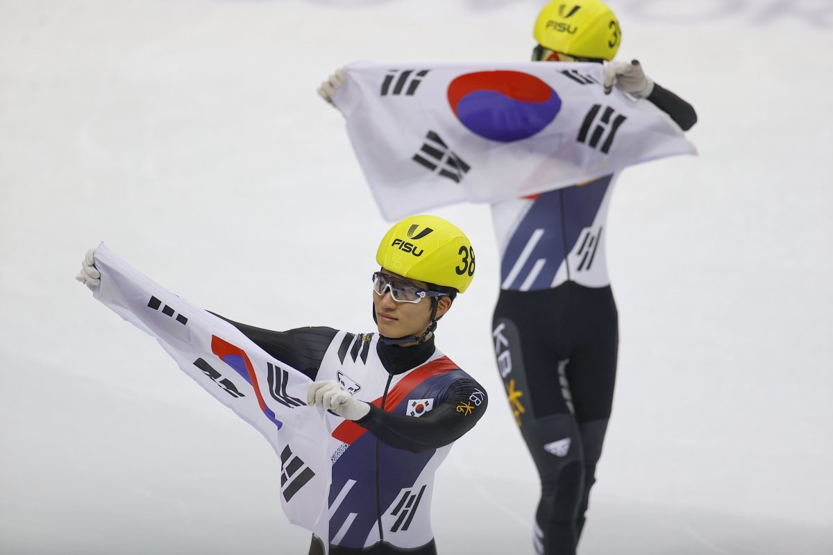 김태성이 22일 이탈리아 토리노 팔라벨라 빙상장에서 열린 2025 토리노 동계 유니버시아드 쇼트트랙 남자부 1500ｍ에서 우승을 차지한 뒤 태극기를 들고 환호하고 있다. 이날 남녀 대표팀 모두 1500ｍ 결승 레이스에 걸린 금·은·동메달을 싹쓸이해 쇼트트랙 최강국임을 증명했다. 토리노(이탈리아) ㅣ 신화 뉴시스