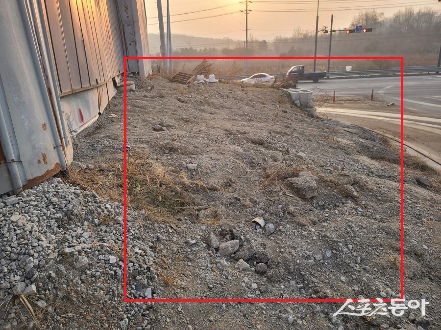 여주시 삼교동 232번지 일대 한 건설폐기물 중간처리장 업체가 국유지에 건설폐기물 재활용 골재로 매립했다. 사진｜장관섭 기자