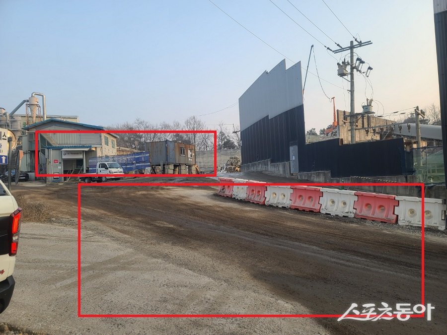 여주시 삼교동 232번지 일대 한 건설폐기물 중간처리장 업체 비산먼지 발생 현장 모습. 사진｜장관섭 기자