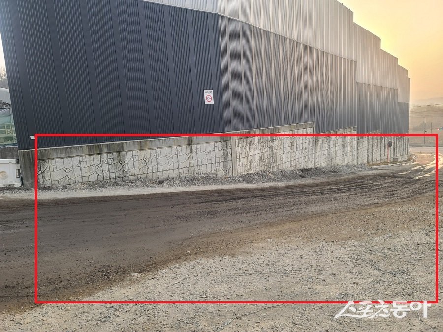 여주시 삼교동 232번지 일대 한 건설폐기물 중간처리장 업체 비산먼지 발생 현장 모습. 사진｜장관섭 기자