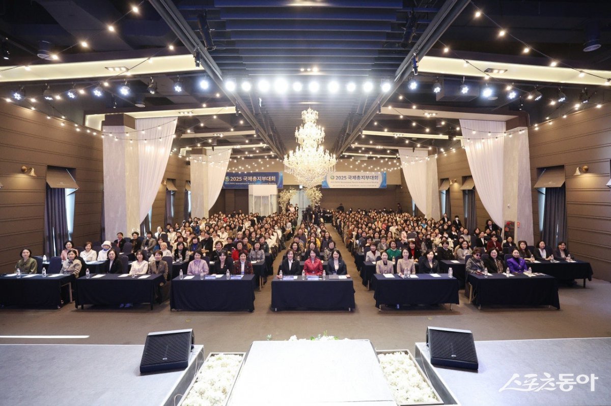 ㈔세계여성평화그룹(IWPG) 자문위원, 홍보대사, 평화위원, 직원들을 포함해 약 600명의 ‘2025 국제총지부대회’ 참석자가 지난 21일 대구 중앙컨벤션센터에서 기념사진을 촬영하고 있다. (사진제공=IWPG)