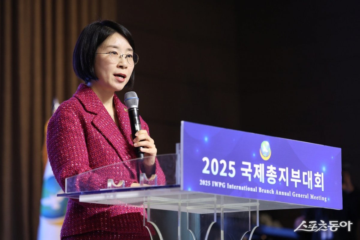 윤현숙 ㈔세계여성평화그룹(IWPG) 대표가 21일 대구 중앙컨벤션센터에서 열린 ‘2025 국제총지부대회’에서 개회사를 하고 있다. (사진제공=IWPG)