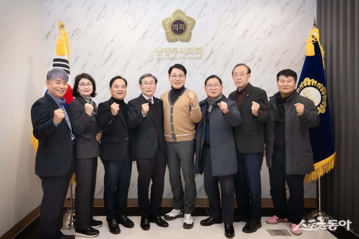 조성대 남양주시의회 의장(오른쪽 네번째)과 문한경 남양주FC 대표이사는 22일 의장실에서 남양주FC 관계자들과 함께 기념 촬영하고 있다.  사진제공ㅣ남양주시의회