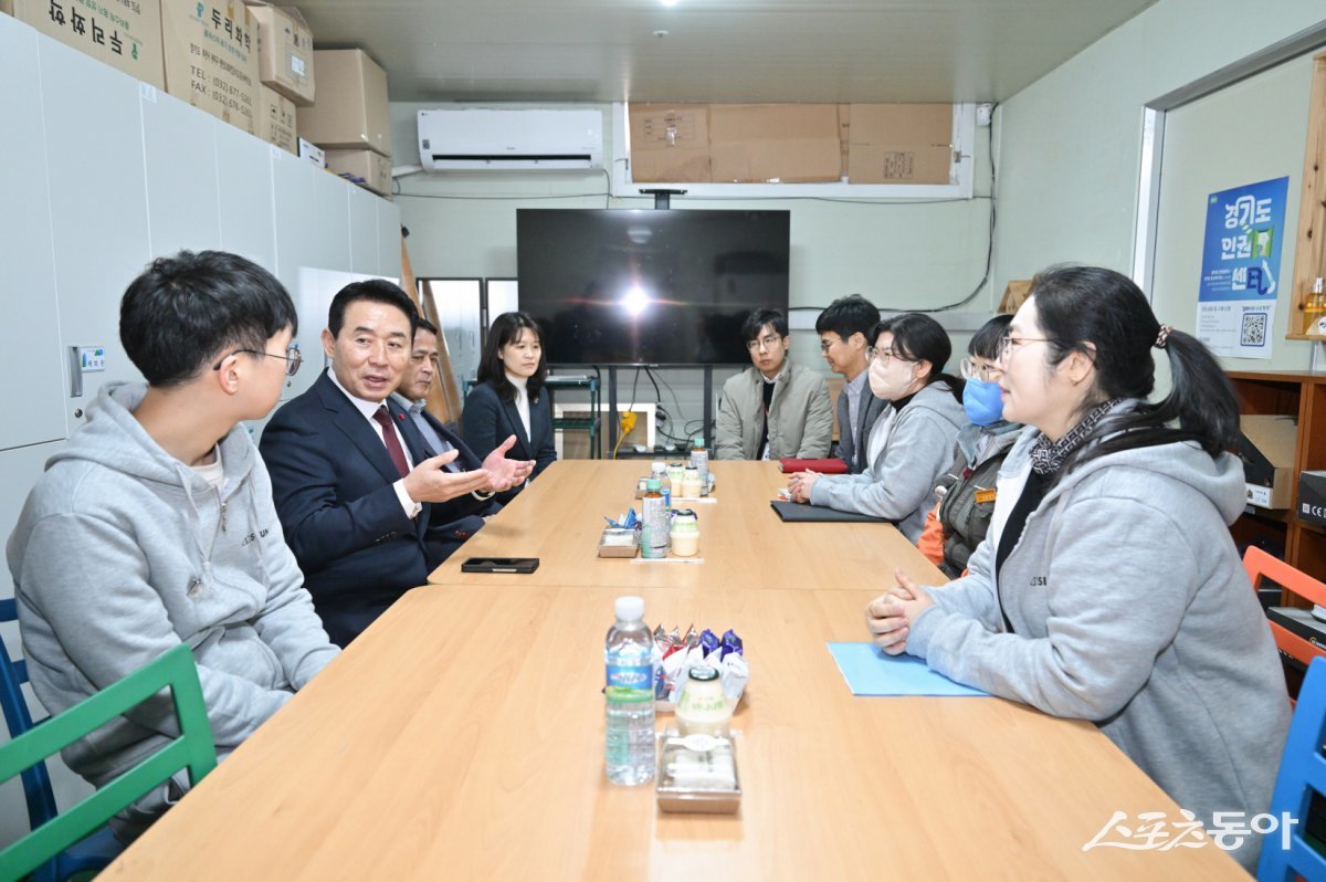 백영현 포천시장(윈쪽 두번째)이 21일 군내면 장애인보호작업장 ‘세움’을 방문하여 근로 현장에서 애로사항을 청취하고 있다. 사진제공ㅣ포천시
