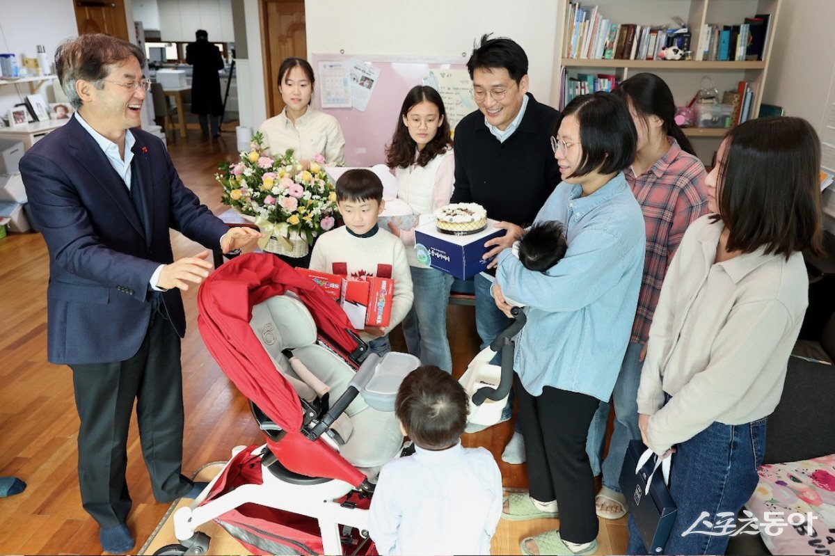 이동환 고양특례시장(윈쪽)이 일곱째 자녀 출산 가정에 방문해 축하 인사를 나누고 있다. 사진제공ㅣ고양시