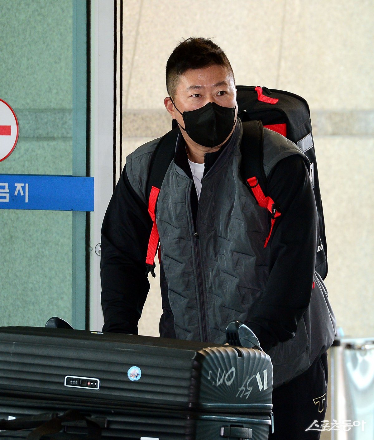 KIA 최형우는 22일 인천국제공항을 통해 2025시즌 스프링캠프가 열리는 미국으로 출국했다.	인천국제공항｜김민성 기자 marineboy@donga.com