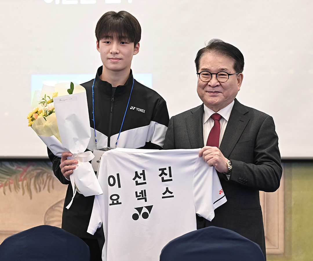 요넥스 배드민턴단은 21일 서울 서대문구 스위스 그랜드 호텔에서 열린 ‘요넥스 브랜드 2025SS 트레이드쇼’ 현장에서 이선진의 입단식을 개최했다. 유니폼을 들고 웃고 있는 김철웅 요넥스 코리아 대표(오른쪽)와 이선진. 사진제공|요넥스 코리아