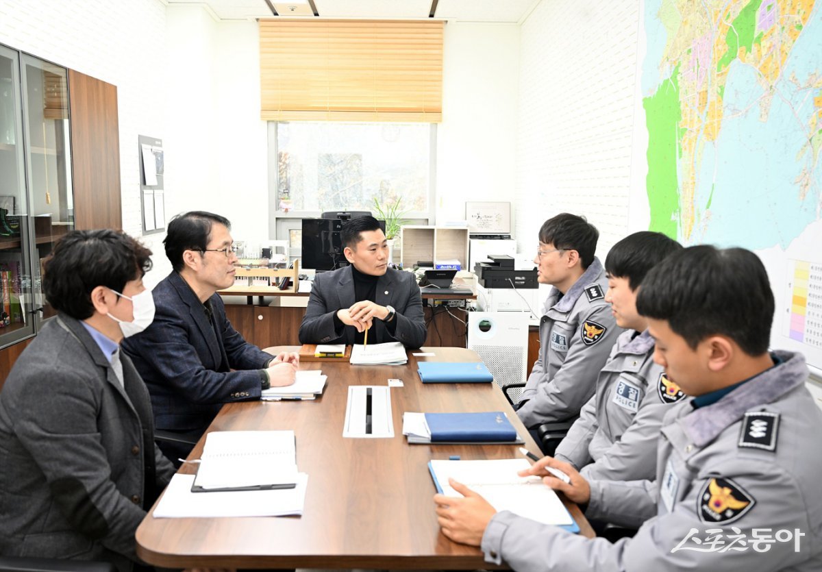 더불어민주당 김지호 의원(가운데)이 `의정부시 범죄방지 예방을 위한 유관기관 간담회개최하고 있다. 사진제공ㅣ의정부시의회