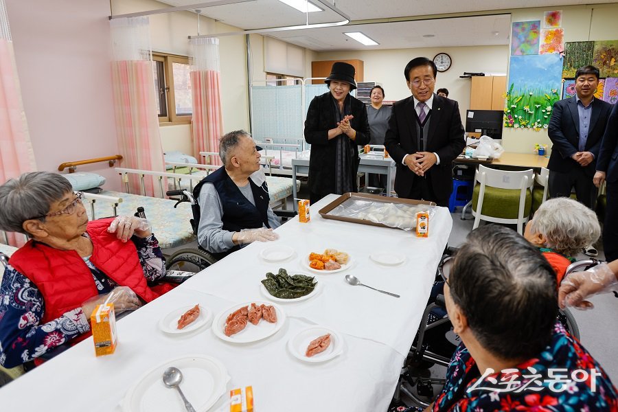 김문근 단양군수와 공무원들이 저소득 국가유공자와 결연 독거노인 449명을 찾아 안부를 묻고 있다. 사진제공|단양군청