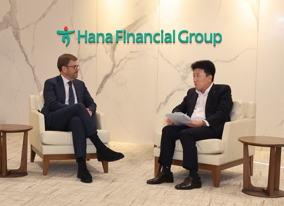 국내 불확실성 확대 속에 주요 금융지주 회장들이 K-금융 안전성과 일관된 밸류업 알리기에 나섰다. 최근 하나금융 서울 명동 사옥에서 열린 최고경영자 미팅에서 대화하고 있는 함영주 하나금융 회장(오른쪽)과 존 코노턴 베인캐피탈 글로벌 CEO. 사진제공|하나금융