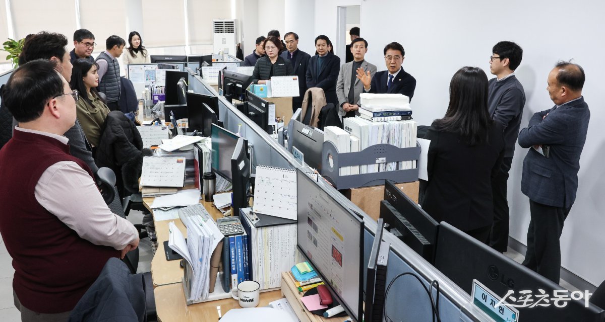 지난 22일 의회사무처 전 부서를 방문해 직원들과 소통하고 있는 김태균 전남도의장. 사진제공=전남도의회