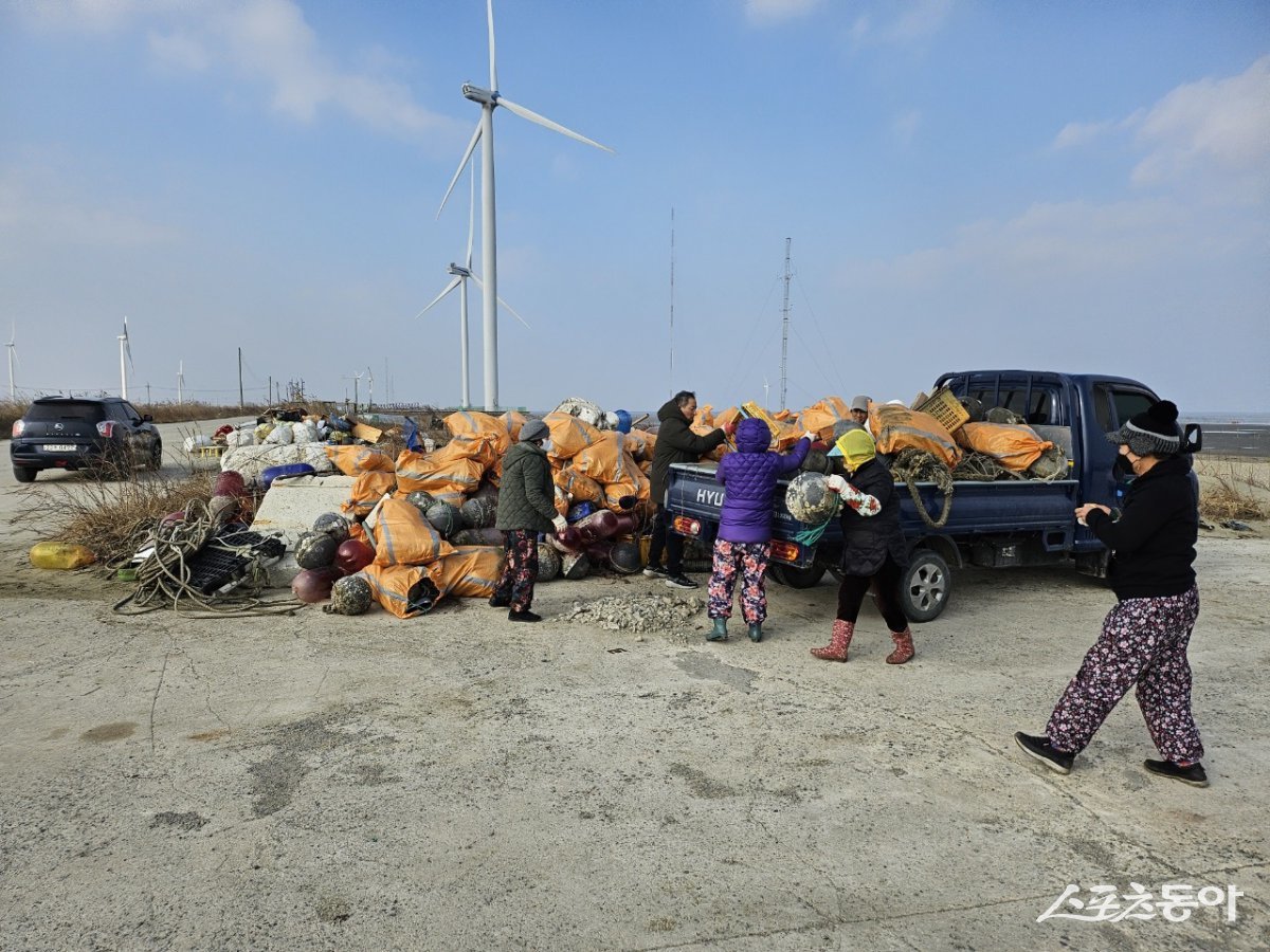 영광군이 해양쓰레기 정화사업을 실시하고 있는 모습. 사진제공=영광군