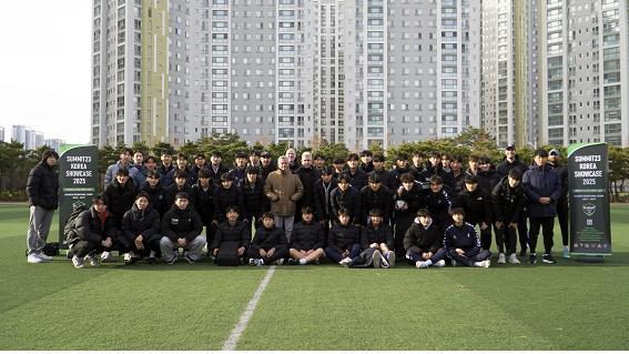 SUMMIT23이 지난 1월17~19일까지 진행한 미국 대학 축구 감독 초청 쇼케이스가 인천시 송도의 채드윅 국제학교에서 열렸다. 쇼케이스에 참여한 학생선수들이 기념촬영하고 있다. 사진제공ㅣSUMMIT23