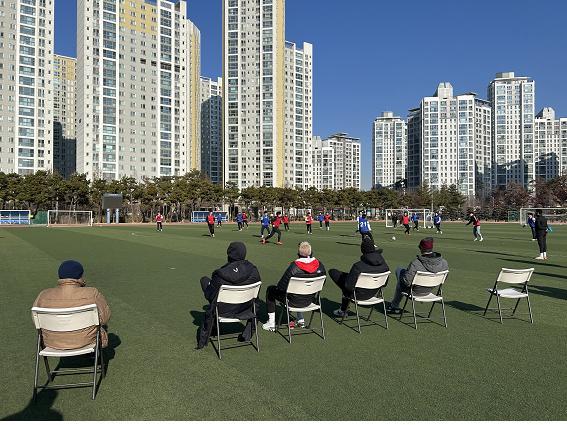 SUMMIT23이 주최한 ‘미국 대학 축구 감독 초청 쇼케이스’에서 미국 대학 축구 감독들이 한국 선수들이 경기하는 모습을 체크하고 있다. 사진제공ㅣSUMMIT23
