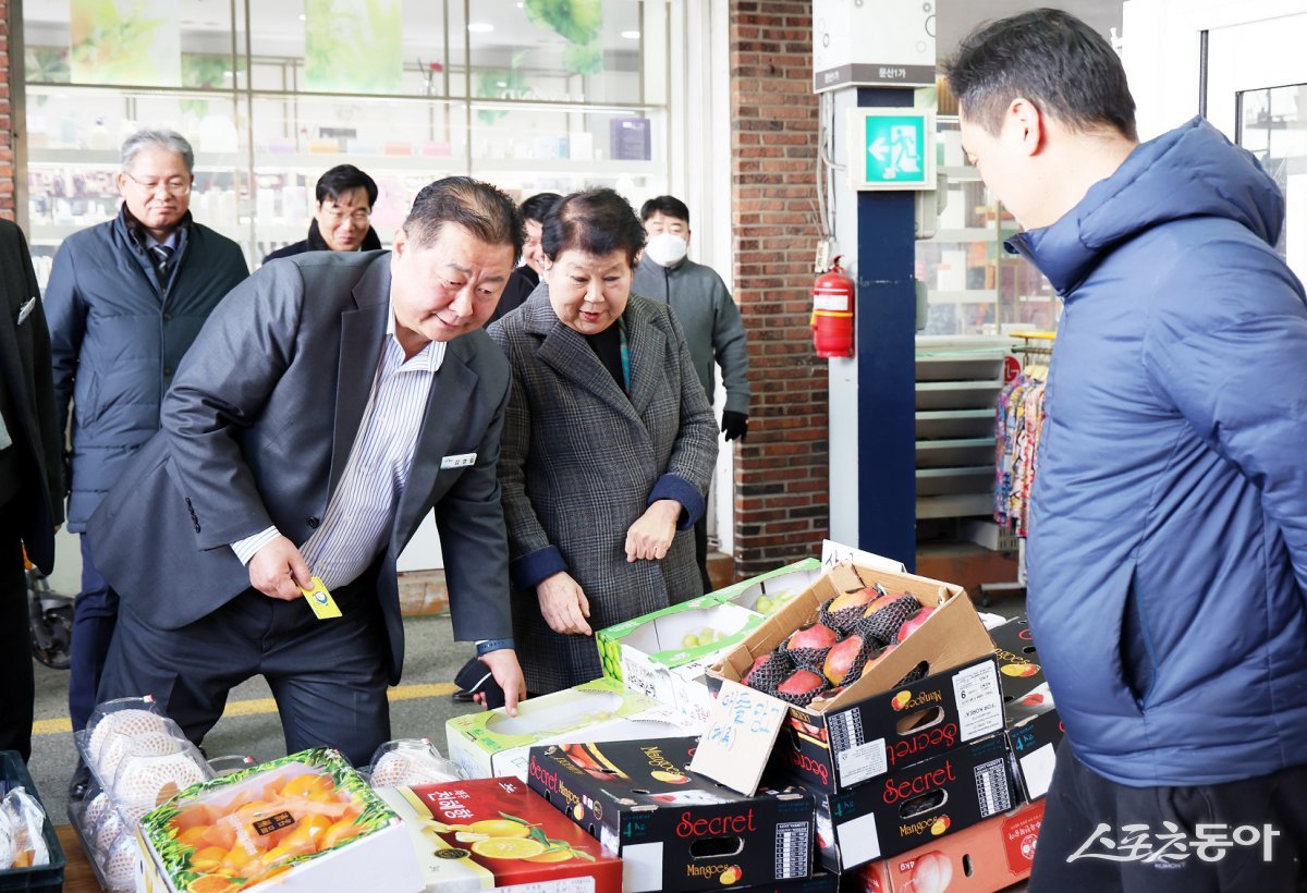 문산 자유시장에서 파주페이로 성수품을 구매하는 김경일 파주시장(앞줄  윈쪽 첫번째) 사진제공ㅣ파주시