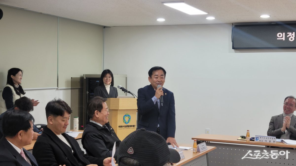 김연균 의장(오른쪽 두번째)이 지난 22일 의정부시상권활성화재단 사무실에서 민족 대명절인 설을 앞두고 전통시장 및 골목상권의 애로사항을 청취하고 있다. 사진제공ㅣ의정부시의회