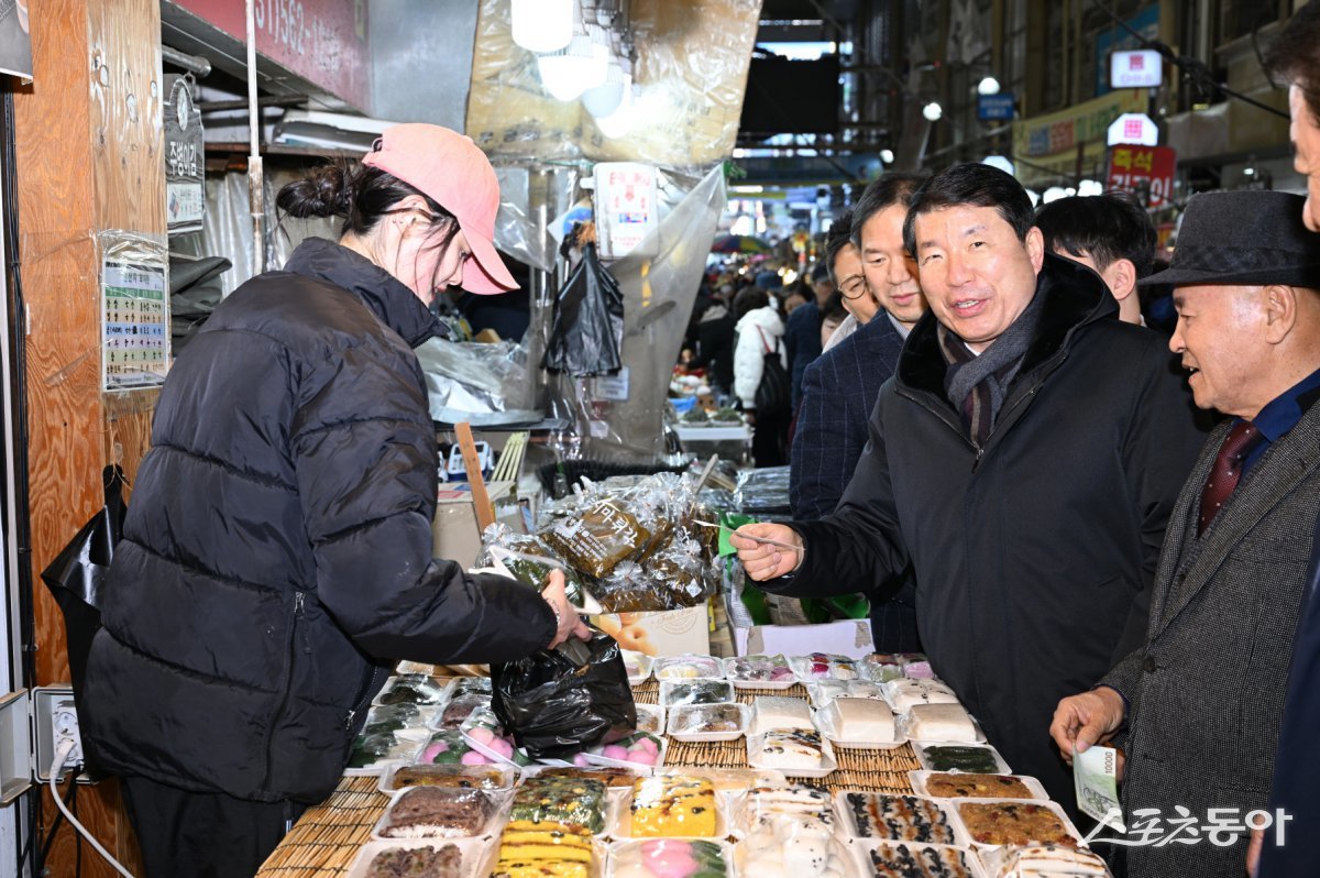 백경현 시장(오른쪽 두번째)이 24일 설 명절을 앞두고 구리전통시장에서  장을 보고 ㅇ있다. 사진제공ㅣ구리시