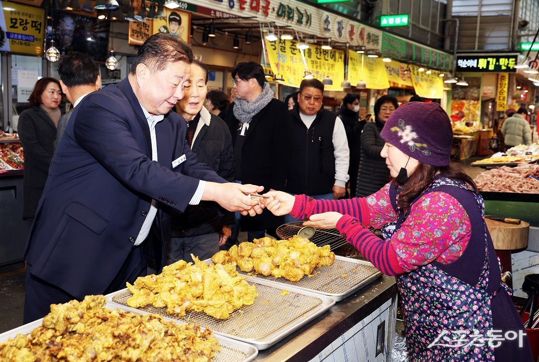 금촌전통시장을 방문한 김경일 시장(윈쪽). 사진제공ㅣ파주시