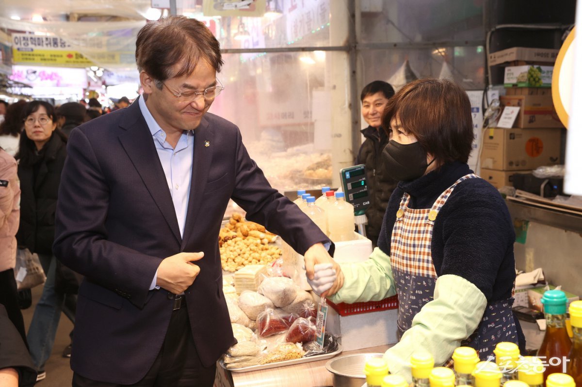 원당 시장에 방문한 이동환 고양특레시장. 사진제공ㅣ고양시