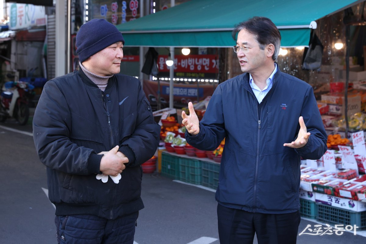 능곡 시장에 방문한 이동환 고양특례시장(오른쪽). 사진제공ㅣ고양시