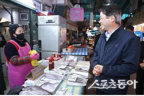 일산 시장에 방문한 이동환 고양특례시장(오른쪽) 사진제공ㅣ고양시