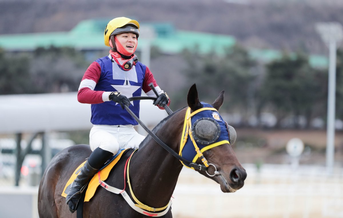 26일 렛츠런파크 서울 9경주에서 베트캡틴과 함께 달려 통산 100승을 거둔 이용호 기수가 승리를 기뻐하고 있다 사진제공|한국마사회