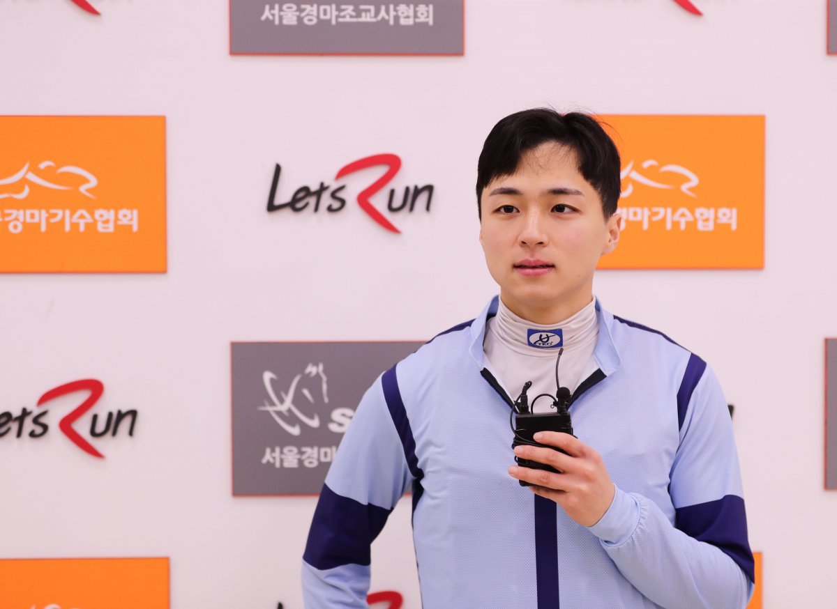 26일 통산 100승을 거둔 후 인터뷰를 하는 이용호 기수 사진제공|한국마사회