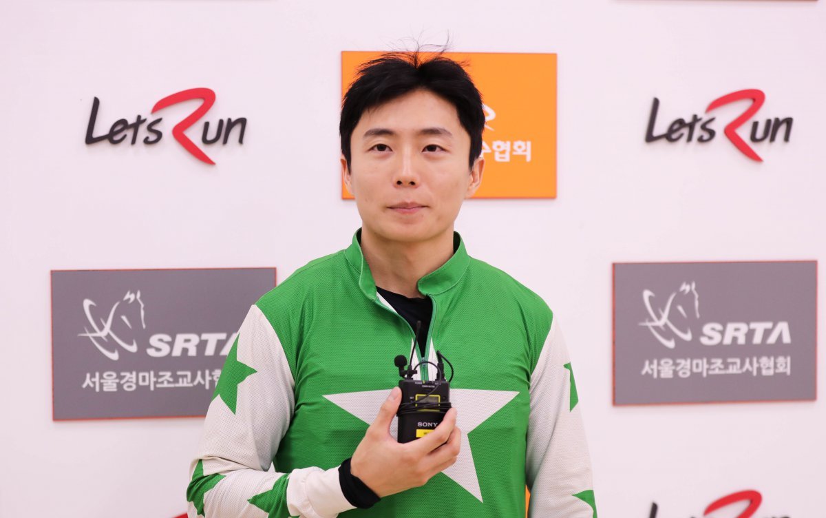 통산 100승 달성 이후 인터뷰를 하는 조한별 기수 사진제공|한국마사회