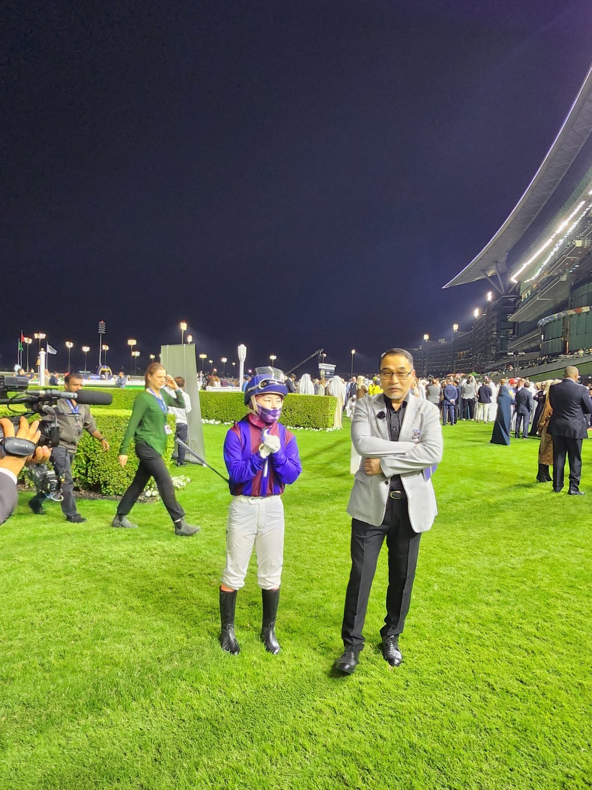 두바이 ‘알 막툼 챌린지’ 출전 준비중인 김혜선 기수(왼쪽)과 글로벌히트의 방동석 조교사 사진제공|한국마사회