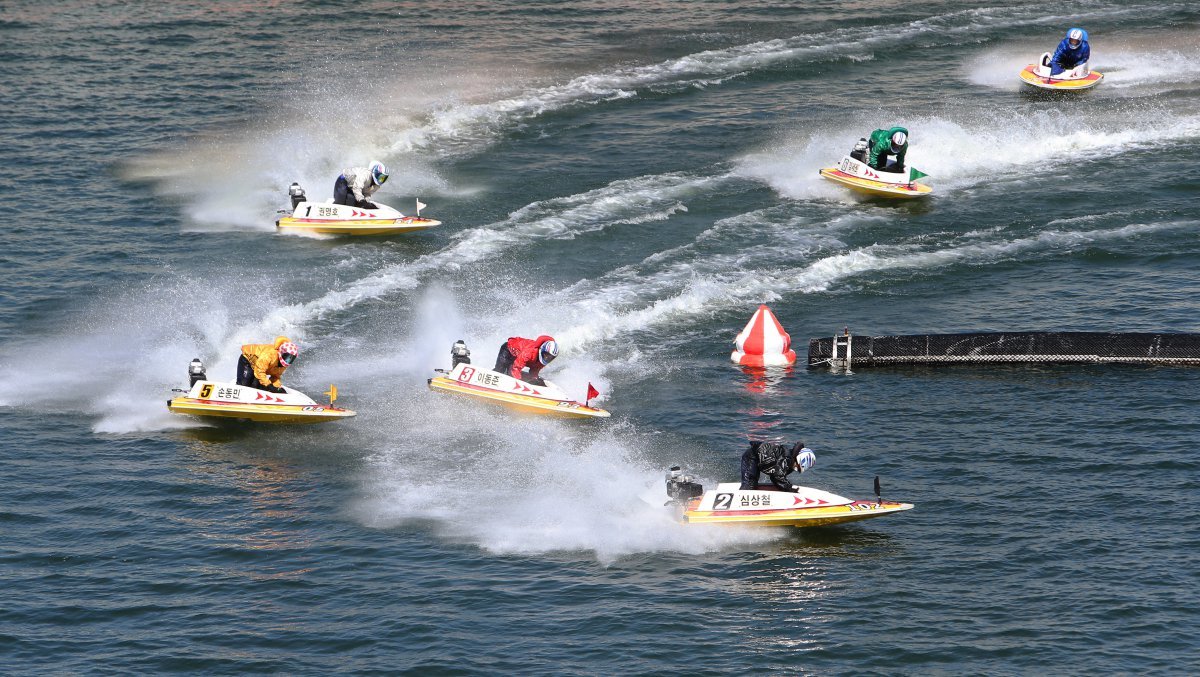 미사 경정장에서 선수들이 턴마크를 돌며 경합을 벌이고 있다               사진제공｜국민체육진흥공단