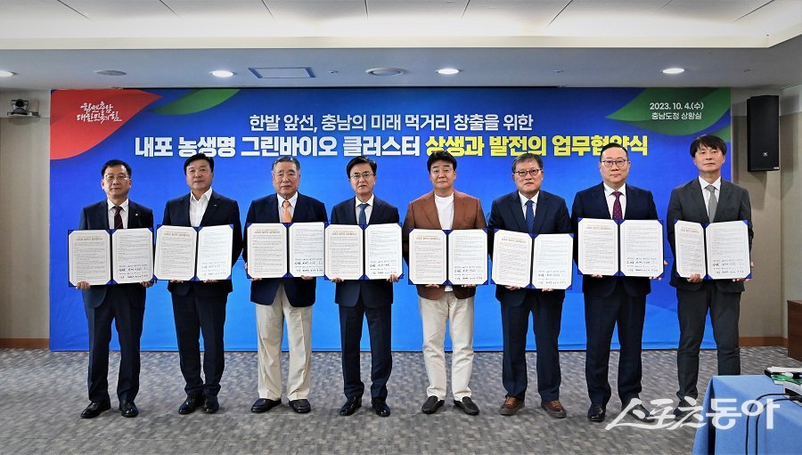 지난 2024년 7월 18일, 김태흠 지사와 백종원 더본코리아 대표의 내포농생명그린바이오클러스터 업무협약 모습. 사진제공|충남도청