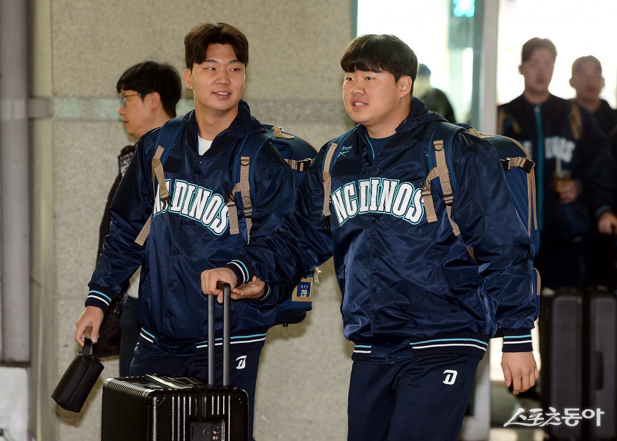 NC 다이노스가 30일 인천국제공항을 통해 2025시즌 스프링캠프가 열리는 미국으로 출국한다. NC 임상현과 한재승이 출국장으로 향햐고 있다. 인천국제공항 | 김민성 기자 marineboy@donga.com