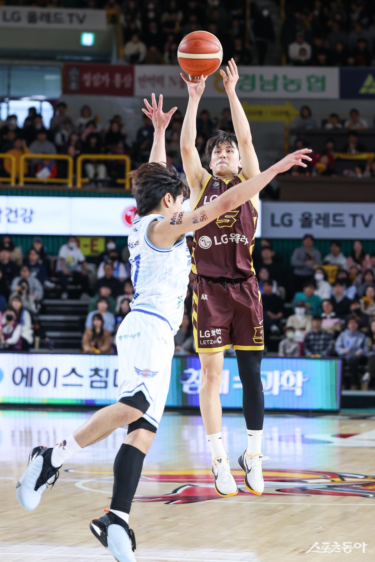 LG 양준석(뒤)이 30일 창원체육관에서 열린 가스공사와 홈경기 도중 외곽슛을 시도하고 있다. LG는 경기 종료 1분28초 전 터진 양준석의 결승골로 가스공사를 꺾고 6연승을 질주했다. 사진제공|KBL