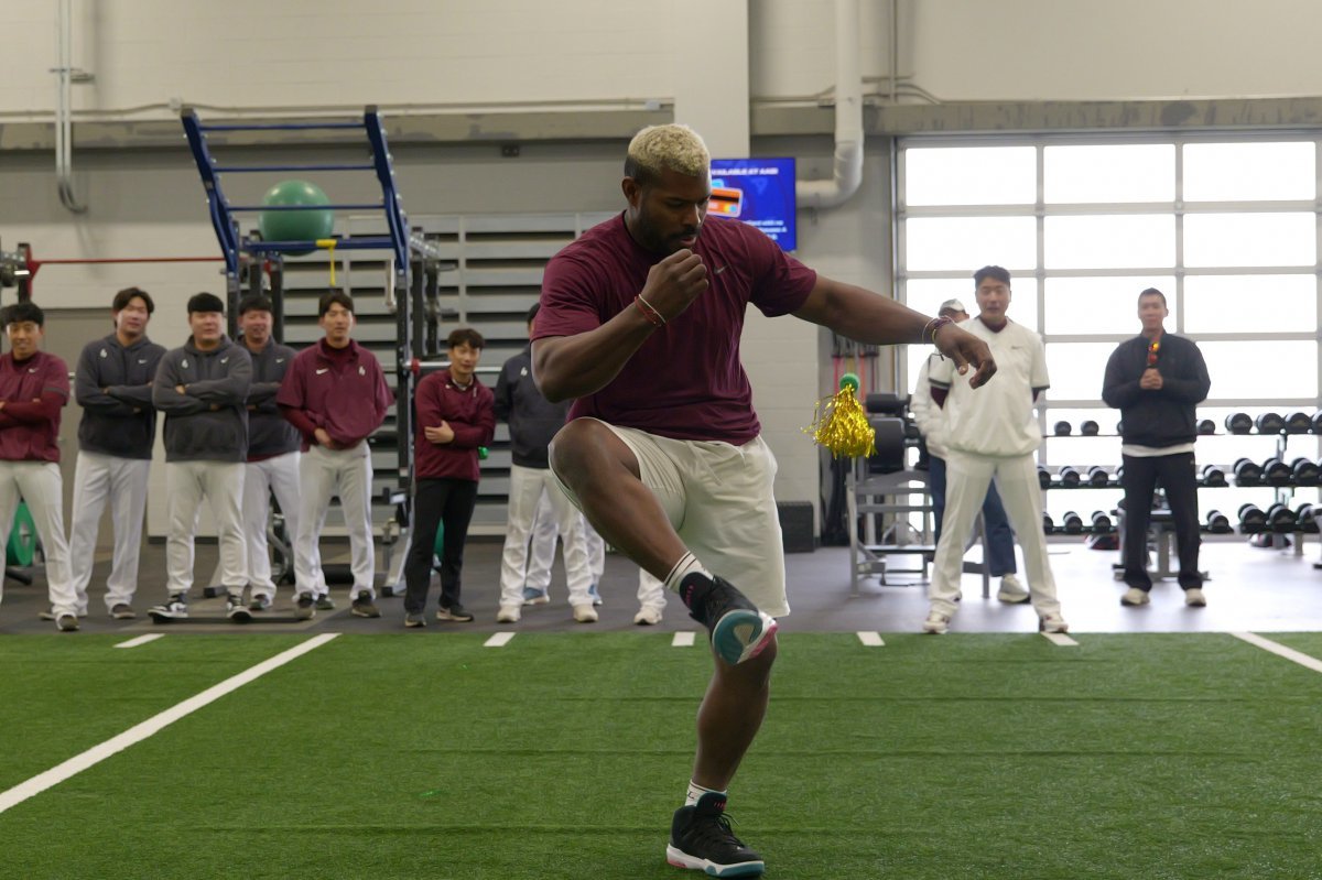 키움 푸이그가 제기차기를 하고 있다. 사진제공|키움 히어로즈