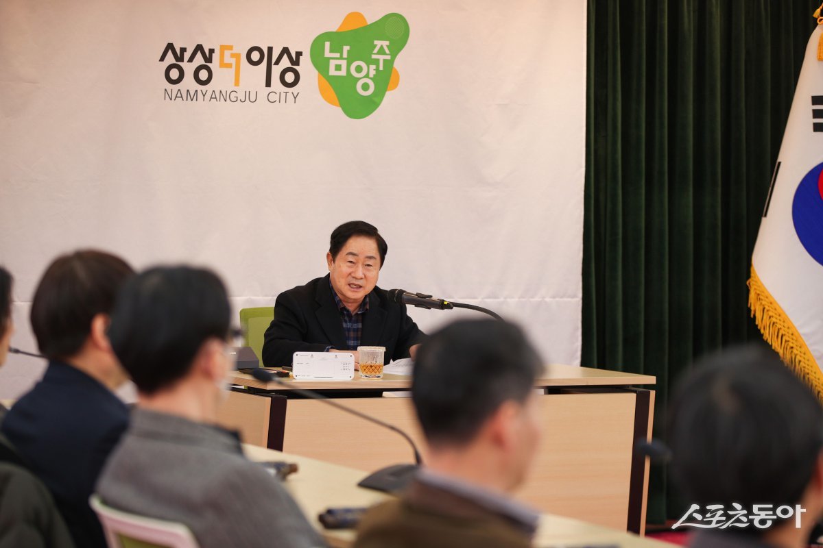 주광덕 시장이  31일 시청에서 전국 최초로 적극행정 신속 자문기구인 ‘프로목민관 의견제시’ 제도를 출범하고 있다.  사진제공ㅣ남양주시