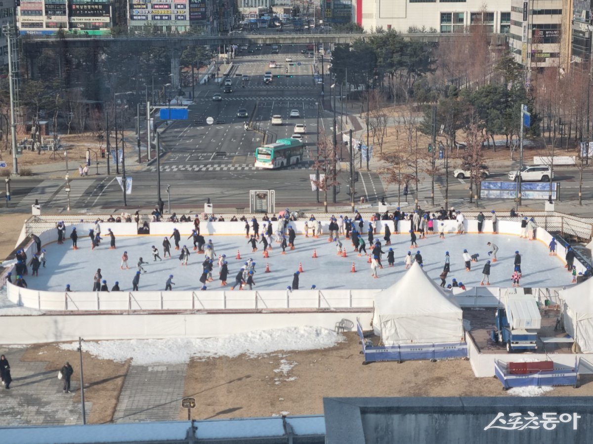 의정부 북부청사 경기평화광장에 야외 스케이트장 모습. 사진제공ㅣ경기도북부청