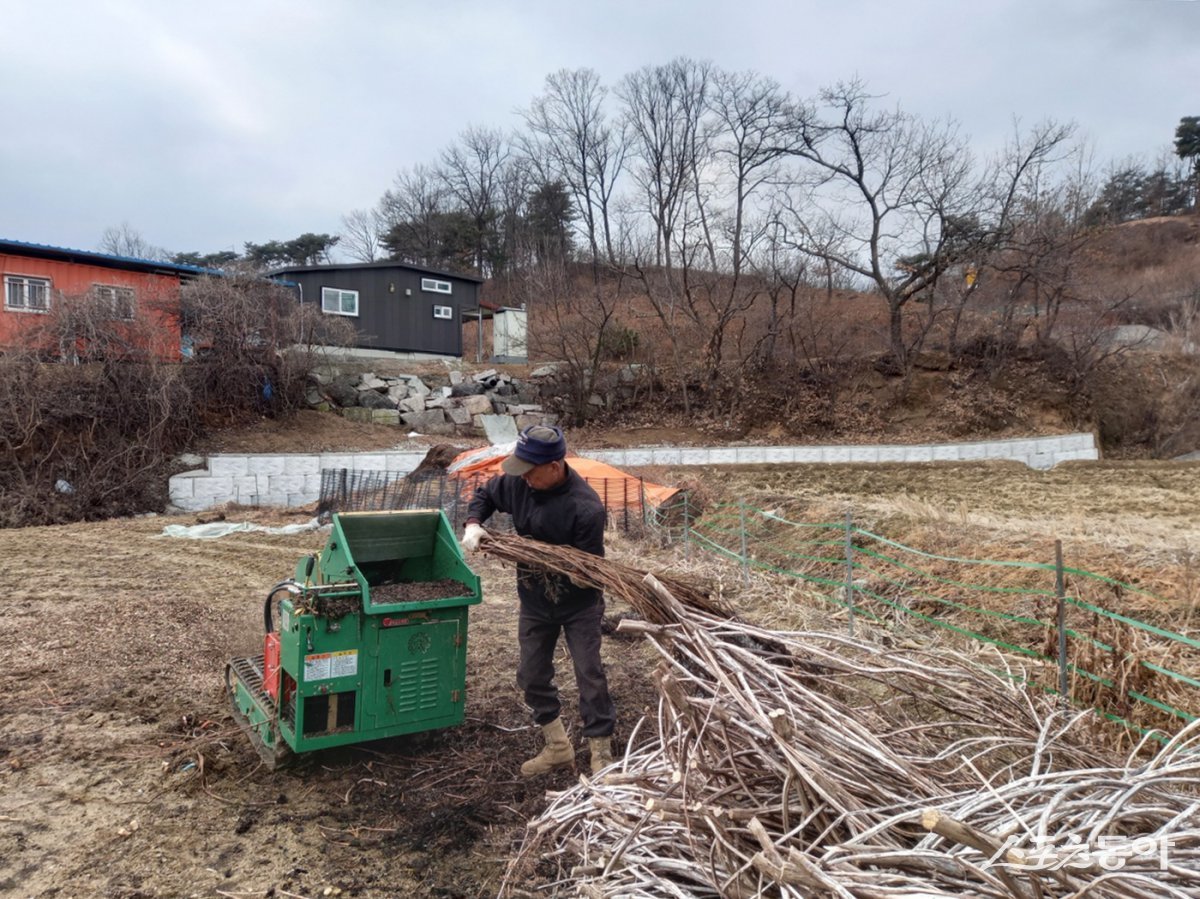 파쇄 작업을 하고있다. 사진제공ㅣ포천시