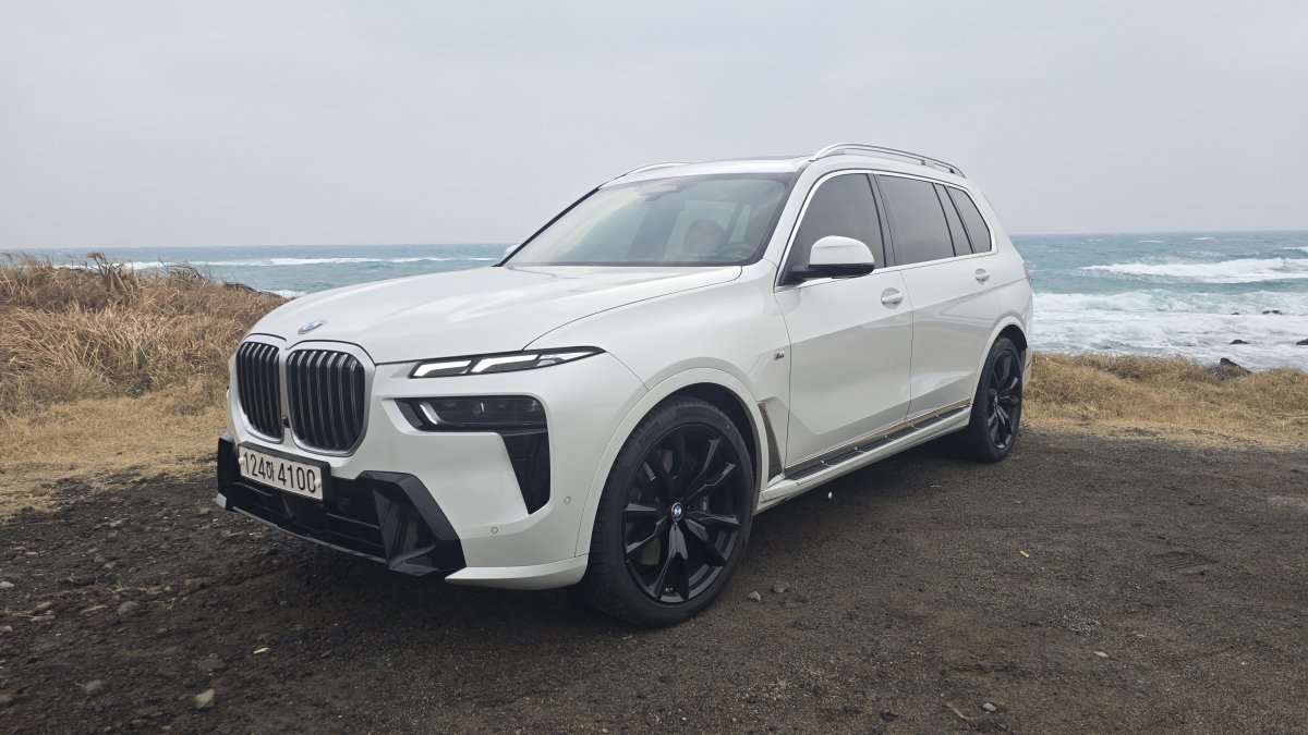 BMW X7은 강력한 파워트레인과 BMW 고유의 4륜구동 시스템인 xDrive, 정밀하게 조율된 어댑티브 2-액슬 에어 서스펜션의 조합을 통해 대형 SUV에서 기대하기 힘들었던 완벽한 승차감을 구현해냈다. 원성열 기자 sereno@donga.com