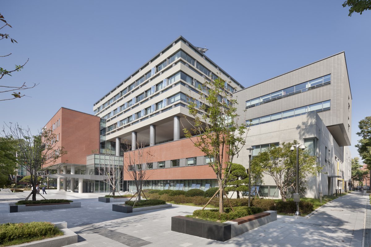 한국방송통신대가 시대적 요구를 반영하기 위해 2025학년도 학과 개편을 단행했다. 방송대 대학본부 전경. 사진제공 | 한국방송통신대