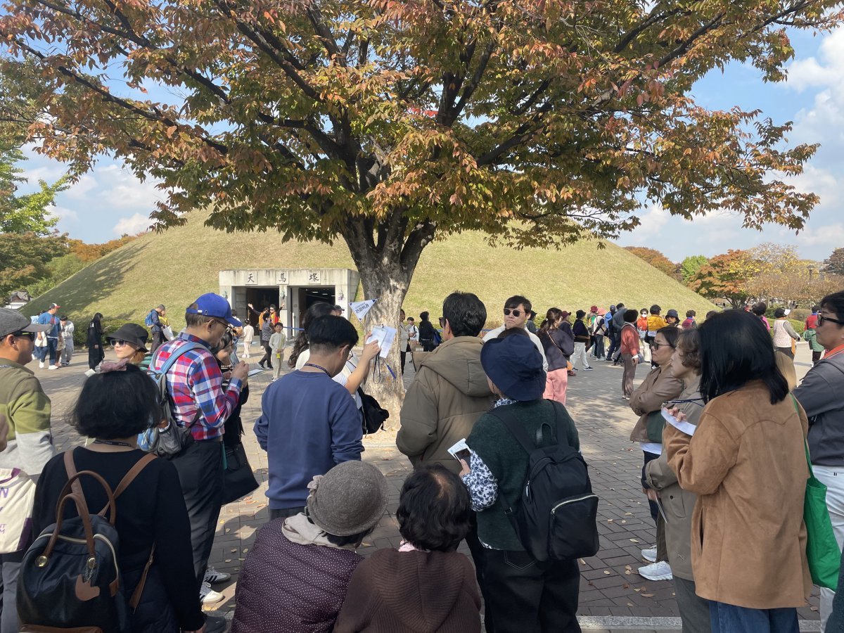 지역문화탐방을 위해 경주 천마총을 찾은 관광학과 학생들.