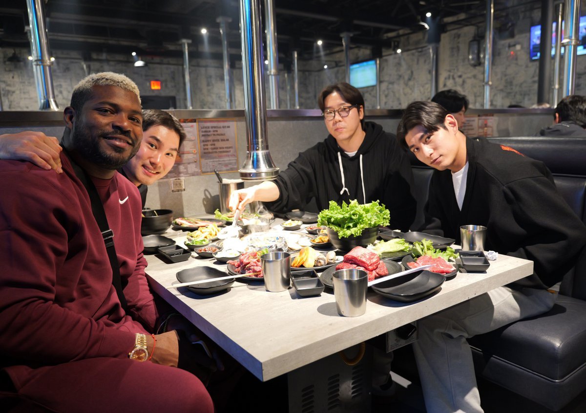 샌프란시스코 이정후가 키움 시절 함께했던 동료 김재현, 임지열, 야시엘 푸이그(오른쪽부터)와 회식을 하며 기념촬영을 하고 있다. 사진제공|키움 히어로즈