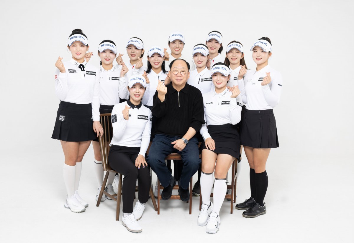 메디힐 권오섭 회장(앞 가운데)이 1월 초 공개된 사진에서 올 시즌 메디힐 모자를 쓰고 필드를 누빌 박현경(뒷줄 맨 왼쪽) 등 선수단과 함께 포즈를 취하고 있다. 사진제공 | 메디힐