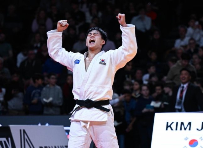 유도 국가대표 김종훈이 3일(한국시간) 프랑스 파리에서 열린 국제유도연맹(IJF) 2025 파리 그랜드슬램 남자 90㎏급 결승에서 루카 마이수라제를 꺾은 뒤 포효하고 있다. 사진출처 ㅣIJF 홈페이지 캡처