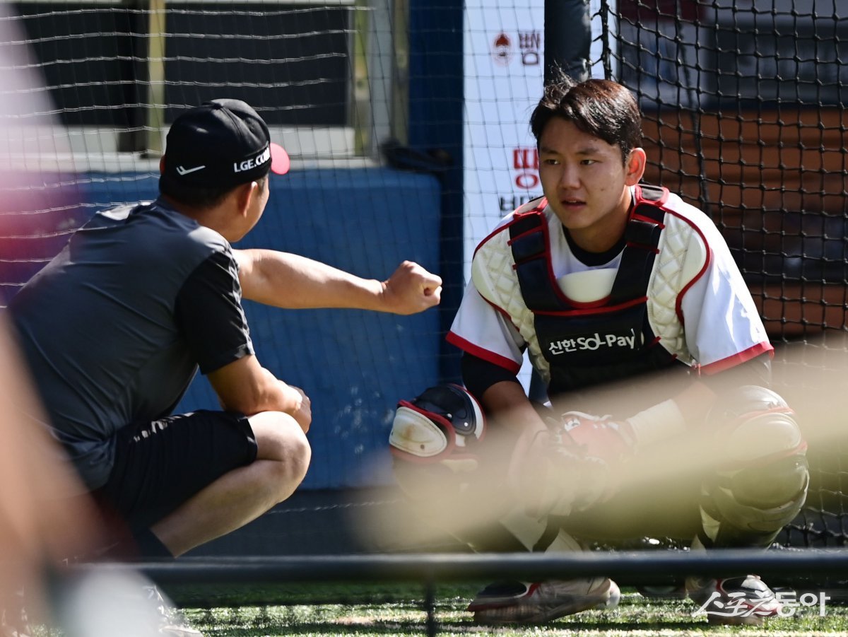 지난 시즌 도중 경기에 앞서 박경완 코치(왼쪽)와 훈련하고 있는 LG 포수 이주헌. 그는 2025시즌 박동원의 뒤를 잇는 백업 포수로 활약할 전망이다. 스포츠동아DB