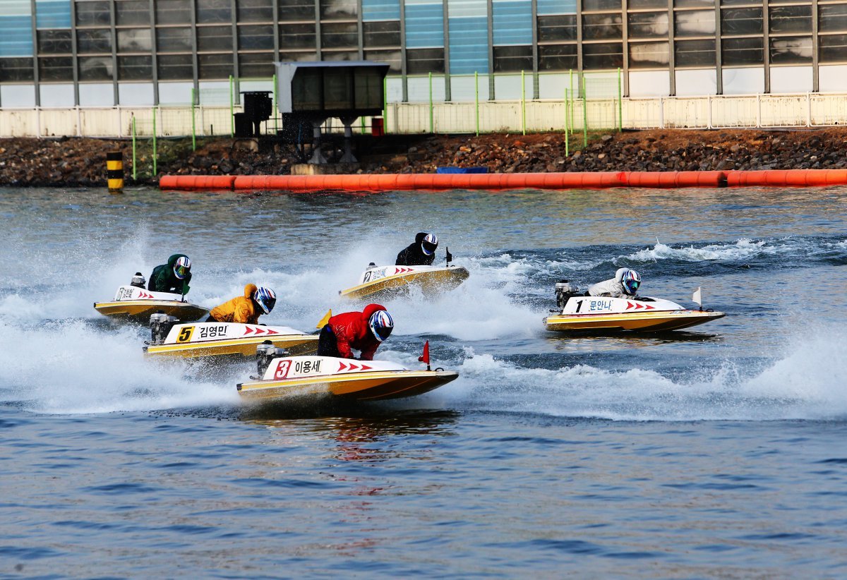 미사경정장에서 선수들이 턴마크를 돌며 경합을 벌이고 있다 사진제공|국민체육진흥공단