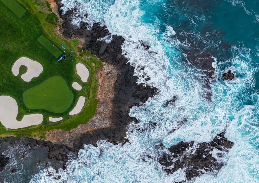 페블비치 링크스 골프 코스 7번 홀 그린과 바다. 페블비치 링크스는 코발트 블루와 에메랄드 블루, 육지와 부딪치는 새 하얀 파도의 포말 등 바다와의 조화로 아름다운 경치를 자아낸다. 사진출처 ㅣ AT&T 페블비치 프로암