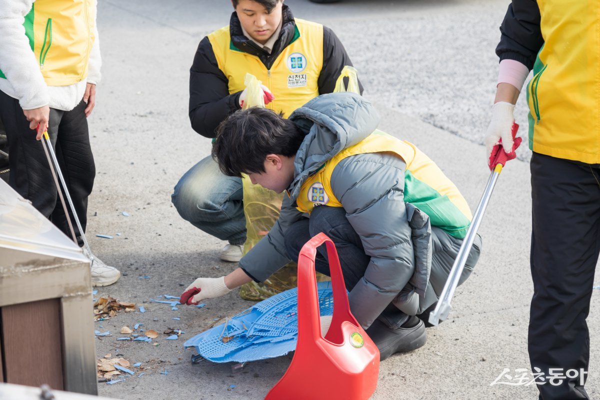 신천지자원봉사단 진해지부가 지난달 25일 속천 유람선 선착장에서 환경 정화 봉사활동 ‘자연아 푸르자’를 진행한 가운데 봉사자들이 쓰레기를 수거하고 있다. (사진제공=신천지자원봉사단 진해지부)